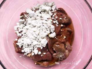 3、荷兰豆炒猪肝,切好的猪肝用水冲洗两遍，也可以泡一会，沥出加入两滴花椒油，两滴香油，适量料酒，适量生抽和淀粉拌匀。