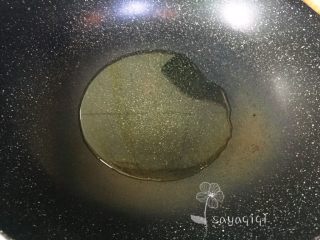 4、荷兰豆炒猪肝,热锅倒油烧热至8成熟。