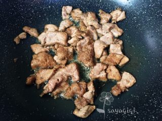 5、荷兰豆炒猪肝,倒入猪肝大火翻炒变色，迅速关火。