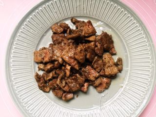 6、荷兰豆炒猪肝,煸炒好的猪肝装入盘中备用。