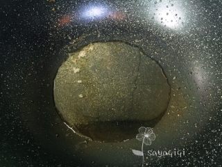 7、荷兰豆炒猪肝,再次热锅倒油烧至八成热。