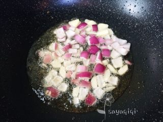 8、荷兰豆炒猪肝,倒入洋葱和大蒜翻炒片刻。