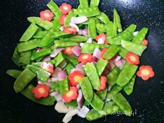 9、荷兰豆炒猪肝,加入胡萝卜和荷兰豆翻炒至荷兰豆变色。