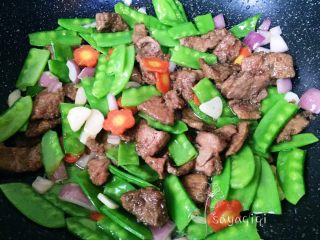 10、荷兰豆炒猪肝,最后倒入煸炒好的猪肝翻炒均匀。