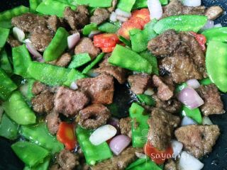 11、荷兰豆炒猪肝,加入适量盐、生抽和醋翻炒均匀。