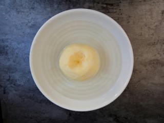 3、自制苹果果酱，美味放心无添加剂,去皮后的苹果要放在水里泡着，这样可以防止氧化