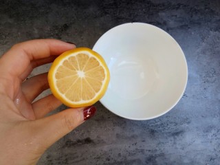 8、自制苹果果酱，美味放心无添加剂,把柠檬的汁挤出来