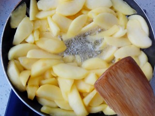 12、自制苹果果酱，美味放心无添加剂,慢慢的会出很多水，这时候要中小火