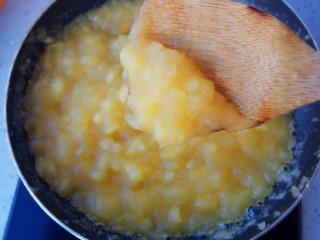 17、自制苹果果酱，美味放心无添加剂,越熬越稠，一边熬一边搅拌