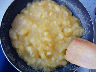 18、自制苹果果酱，美味放心无添加剂,慢慢的越来越粘，这时要不断搅拌