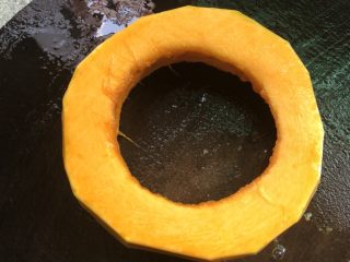 2、营养早餐之南瓜奶＋鸡蛋,把皮和子去掉，洗干净