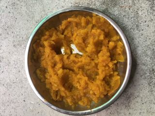 7、营养早餐之南瓜奶＋鸡蛋,然后用勺子碾压烂