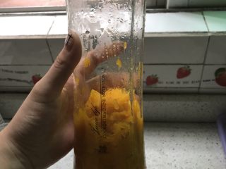 8、营养早餐之南瓜奶＋鸡蛋,把南瓜倒入榨汁杯中