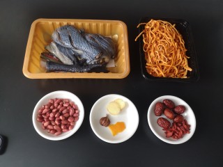 1、虫草花乌鸡汤,食材准备好