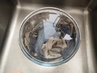 2、虫草花乌鸡汤,乌鸡用流动水冲洗至无血水水清(我从不焯水)