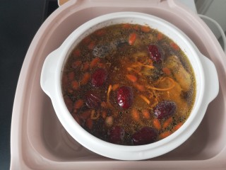 12、虫草花乌鸡汤,炖的时候还能闻到清香,时间到揭开香味扑鼻,哇好诱人