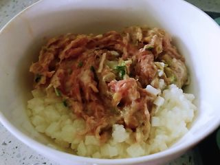 2、土豆花环,和肉泥放在一起，我是在买肉的地方加工好的泥肉，用8分瘦，2分肥的肉，里面有生姜和小葱，自己省事。剁好的马蹄放入，加入五香粉、盐和淀粉搅拌均匀。