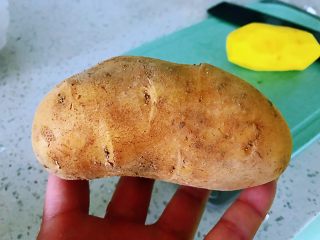 3、土豆花环,买土豆的时候尽量挑选圆形的，长得长点的，方便我们后面的摆盘。