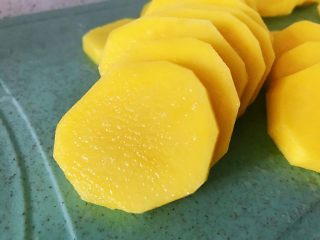 4、土豆花环,土豆去皮，切成片，不要太薄，5毫米到8毫米之间。