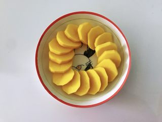 5、土豆花环,拿一个深点的盘子，土豆挨个挨个摆上去，直到盘中摆满，成环状。