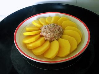 7、土豆花环,蒸锅中水烧开，刚才做好的盘子放入锅中，盖上盖子，保持大火蒸5分钟后转小火继续蒸5分钟即可。