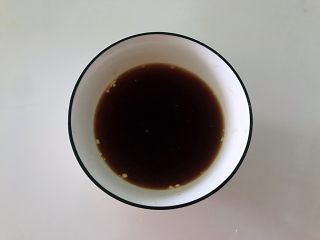 8、土豆花环,利用蒸的时间把生抽和淀粉放在碗中，加少量水搅开搅匀。