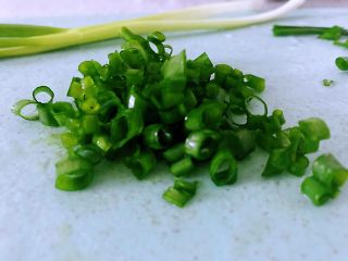 10、土豆花环,小葱切好。