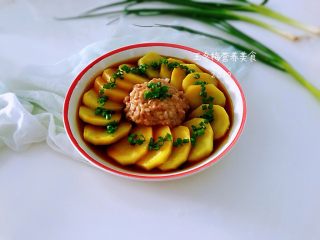 12、土豆花环,上面撒上切好的葱花，美味诞生了，想保持苗条身材，想减肥的统统都不怕，美味又健康！如果想吃口味重点的自己调个味碟出来，蘸上吃。