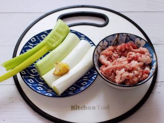 1、大葱猪肉发面包,首先备齐馅料的主食材。