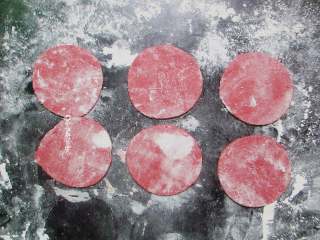 3、十味 玫瑰花馒头,擀面杖擀圆形，边缘尽量稍薄一些