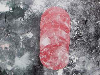 4、十味 玫瑰花馒头,如图依次叠放。用筷子在中间压一条深印，让面片中间粘合在一起，这样更容易成形，不易松散。