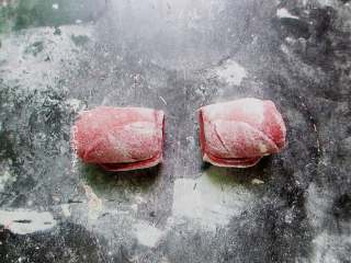 6、十味 玫瑰花馒头,从中间切开，一分为二，这就可以做成两个玫瑰花。