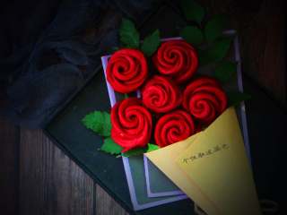 8、十味 玫瑰花馒头,做好的玫瑰花在发酵至20分钟，醒发好，冷水上锅，大火上汽后转小火15分钟，关火焖3分钟，漂亮的玫瑰花绽放了