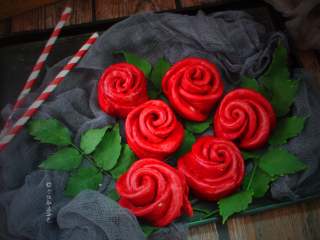 12、十味 玫瑰花馒头,红曲米与化学合成红色素相比，具有无毒、安全的优点，而且还有健脾消食、活血化瘀的功效。