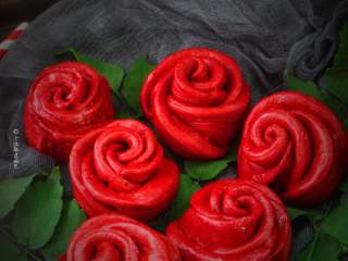 13、十味 玫瑰花馒头,一个面团可以百变花样，从简单到复杂，其实面食也可以华丽转身的，比如这个玫瑰花馒头