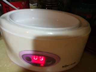 2、瘦身早餐,鸡蛋蓝莓牛油果思慕雪,加入牛奶搅拌均匀,放入酸奶机中,设置制作时间九个小时。