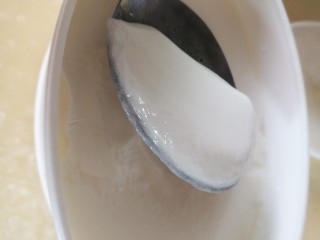 3、瘦身早餐,鸡蛋蓝莓牛油果思慕雪,第二天早上,酸奶已经做好啦,浓稠低糖,还是温的,正适合早餐食用。