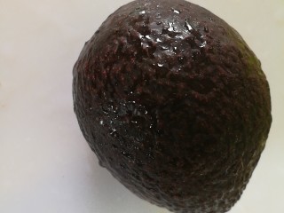 4、瘦身早餐,鸡蛋蓝莓牛油果思慕雪,牛油果洗净,有的牛油果皮色黑绿,那还没有熟透,放至图中这样皮色深褐色才是熟透的哦。