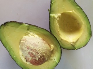 5、瘦身早餐,鸡蛋蓝莓牛油果思慕雪,用刀在表面切一圈,掰开。因为作为早餐,所以我加了生姜碎,避免胃肠寒凉。