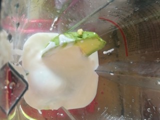 8、瘦身早餐,鸡蛋蓝莓牛油果思慕雪,将牛油果、牛奶、酸奶倒入搅拌机中