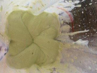 9、瘦身早餐,鸡蛋蓝莓牛油果思慕雪,打成奶昔