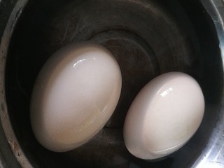 11、瘦身早餐,鸡蛋蓝莓牛油果思慕雪,煮好的鸡蛋剥壳切片