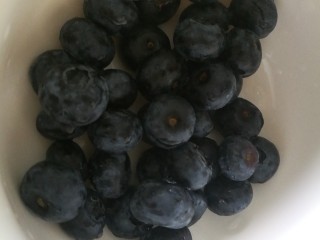 12、瘦身早餐,鸡蛋蓝莓牛油果思慕雪,蓝莓洗净沥干