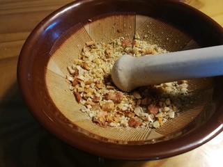 13、瘦身早餐,鸡蛋蓝莓牛油果思慕雪,炒花生用研钵研碎