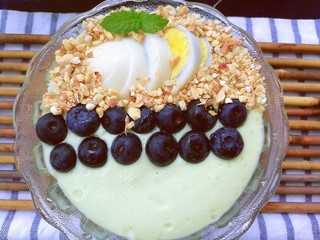 14、瘦身早餐,鸡蛋蓝莓牛油果思慕雪,在奶昔上摆上鸡蛋、蓝莓和花生碎