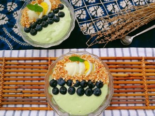 16、瘦身早餐,鸡蛋蓝莓牛油果思慕雪,入口顺滑细腻,奶香果香浓郁,蓝莓酸甜,配上煮鸡蛋、脆脆的花生碎,美味又营养,还能瘦身哦