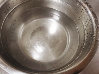 4、青椒炒土豆丝,准备清水半盆