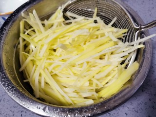 6、青椒炒土豆丝,淘洗两遍,去掉淀粉,控水备用