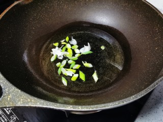 8、青椒炒土豆丝,起锅烧油,爆香葱花