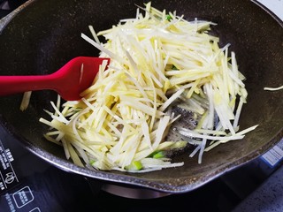 12、青椒炒土豆丝,快速翻炒均匀,约炒1分钟,土豆七成熟